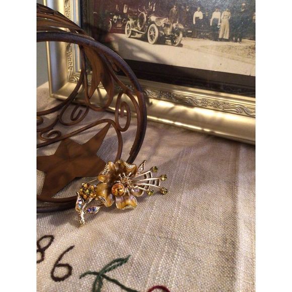 NWT Enameled Flower Brooch Pin Honey Beige & Carmel With Rhinestones BEAUTIFUL! - Picture 4 of 16